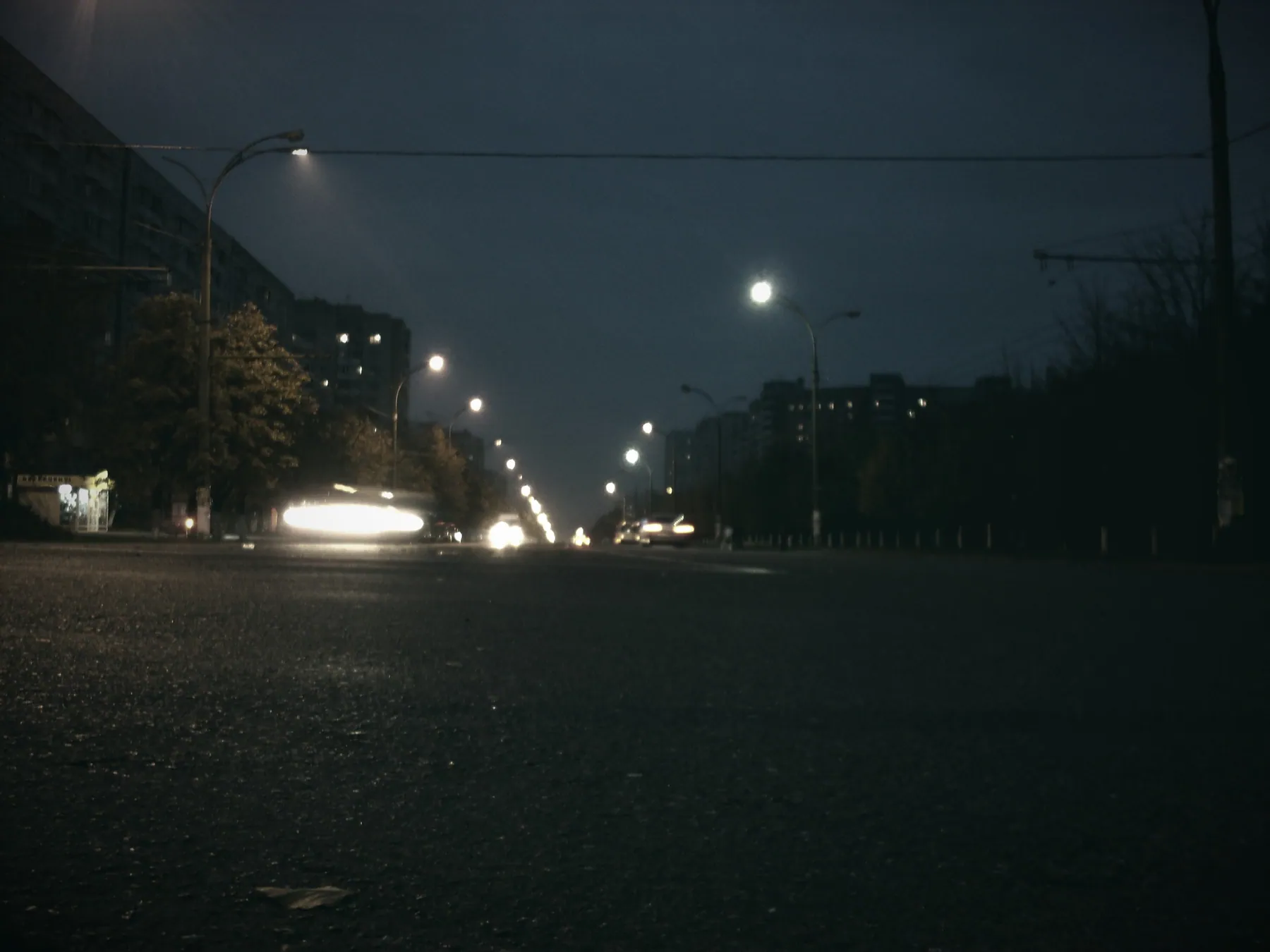 Moscow Avenue, Chișinău, malam hari. Gikü / Wikimedia Commons (CC BY-SA 3.0), diolah.