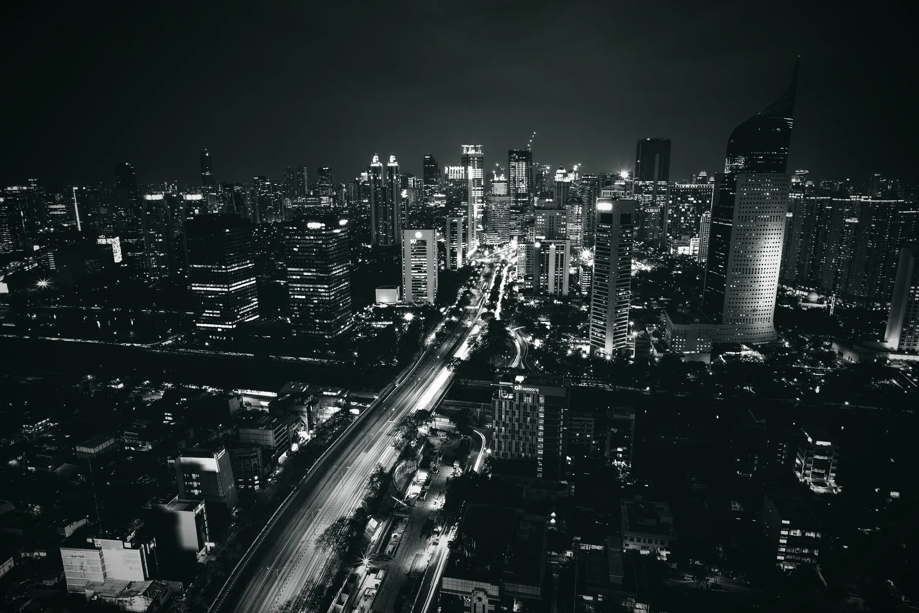 Jakarta pada malam hari, ilustrasi. Muhammad Rasyid Prabowo / Wikimedia Commons (CC BY-SA 2.0), diolah.