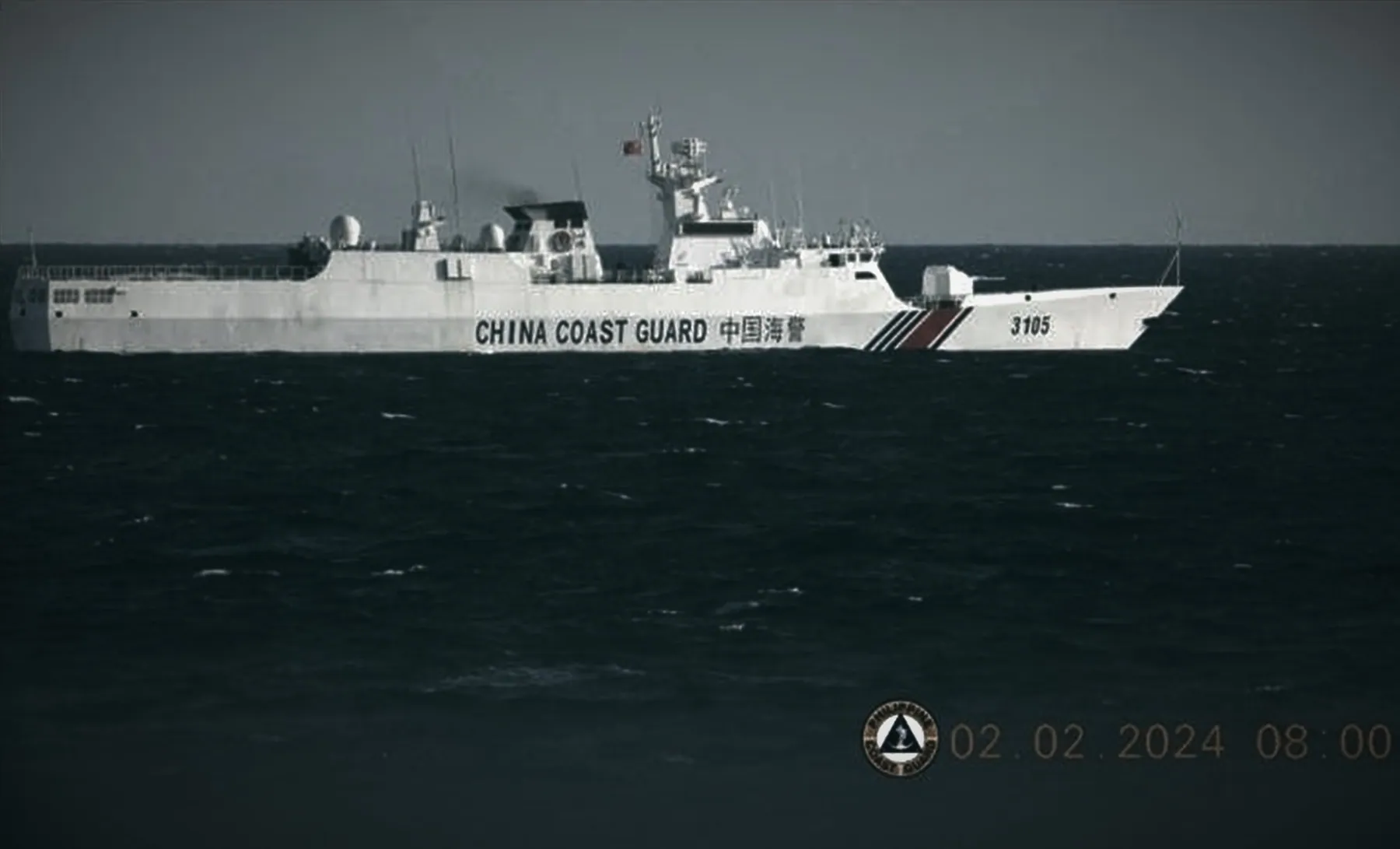 Foto arsip Februari 2024: kapal CCG 3105 di dekat Scarborough Shoal. Philippine Coast Guard / Wikimedia Commons (domain publik), diolah.